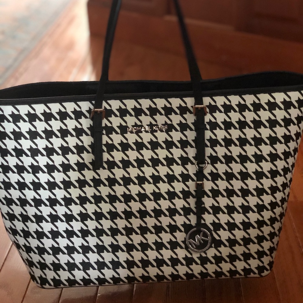 Beautiful large sized bag great for traveling